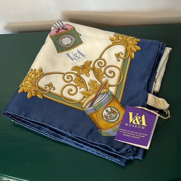 V&A Museum NWT The Lindner Toy Catalogue "Soldiers and Drums" 100% Silk Scarf - Picture 1 of 11